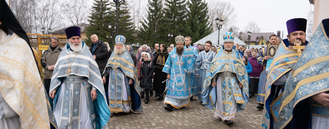 Крестный ход вокруг храма с молебным пением