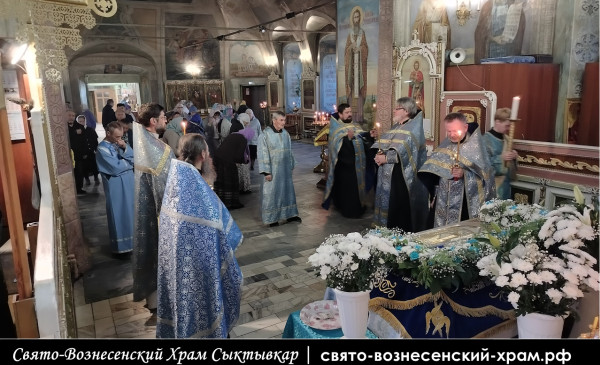 Праздничное всенощное бдение с благословением хлебов и выносом плащаницы