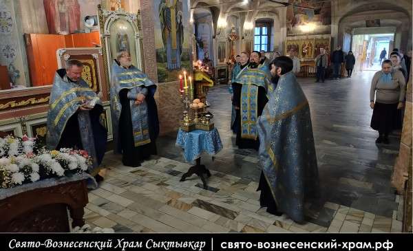 Праздничное всенощное бдение с благословением хлебов