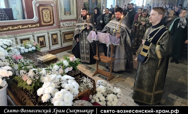 Вынос Плащаницы на вечерне в Великий пяток, Свято Вознесенский храм Сыктывкар