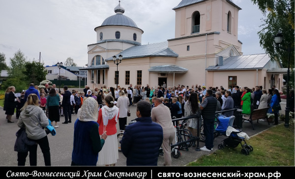 Торжественная линейка в православной школе Свято Вознесенский храм Сыктывкар
